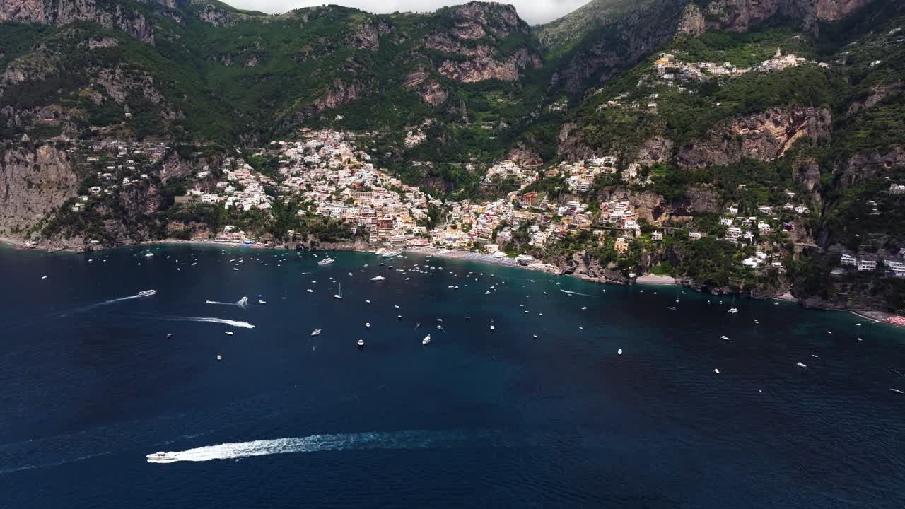 vista aérea de gran ángulo en lo alto de la costa italiana de amalfi