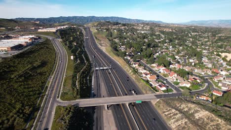 Volando-Sobre-Una-Autopista-A-Través-Del-Pintoresco-Suburbio-De-Antelope-Valley-En-El-Condado-De-Los-Ángeles,-California