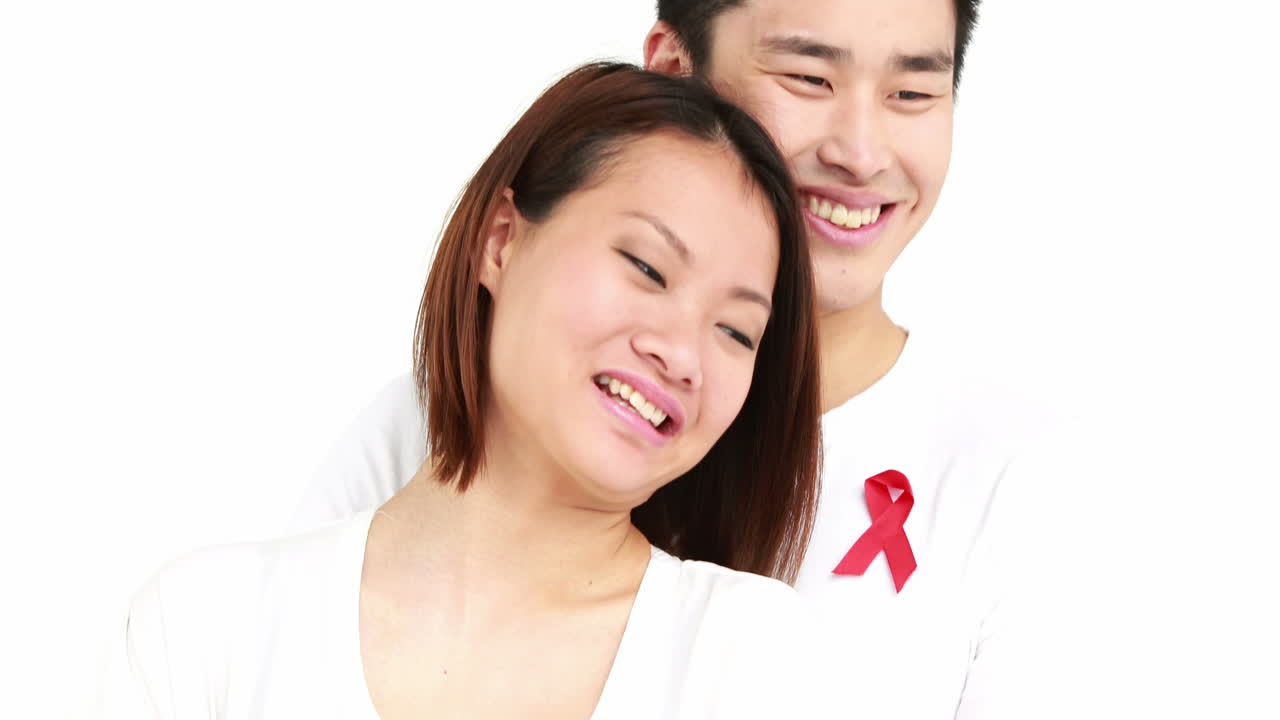 행복한 커플이 포옹하고 카메라를 바라보고 있습니다.