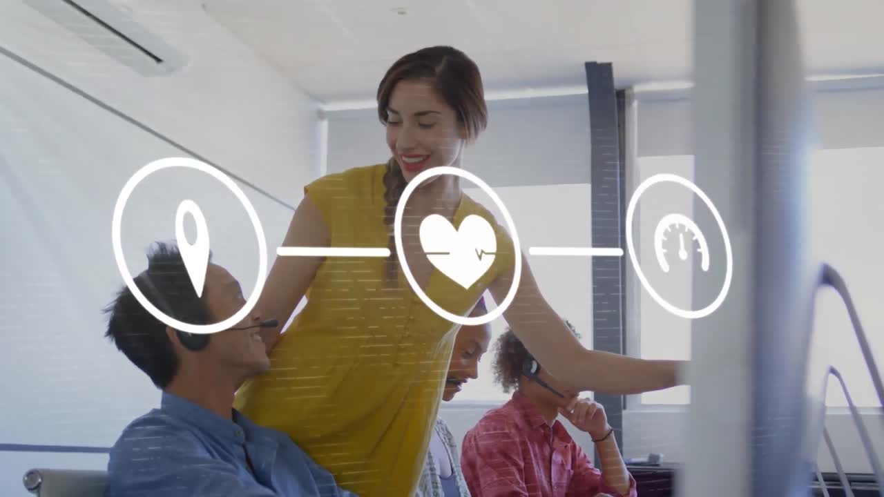 헤드 ⁇ 에 행복한 직장 동료들과 함께 연결된 세 개의  ⁇ 색 미디어 아이콘과 매너의 애니메이션