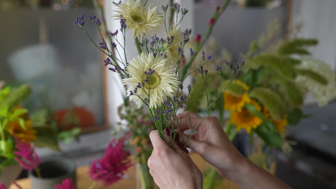 mujer cortando papel de envolver con tijeras
