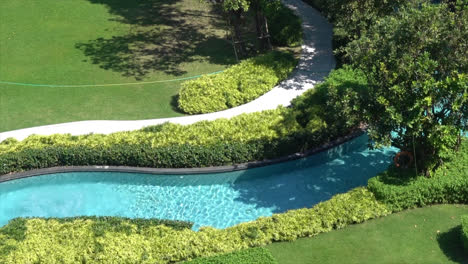 Hermosa-Piscina-En-La-Decoración-Del-Jardín-En-El-Complejo-Hotelero