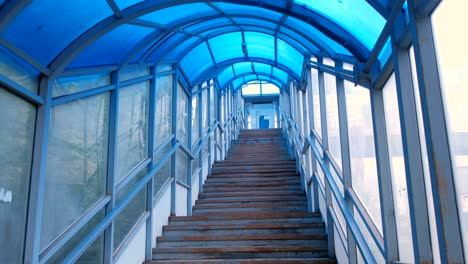 escaleras de paso de peatones elevado desde el interior. paso seguro a través de la carretera.