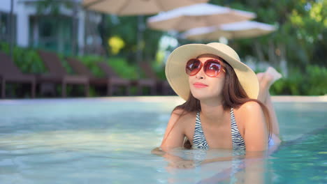 Feliz-Joven-Mujer-Asiática-En-La-Piscina-Tropical