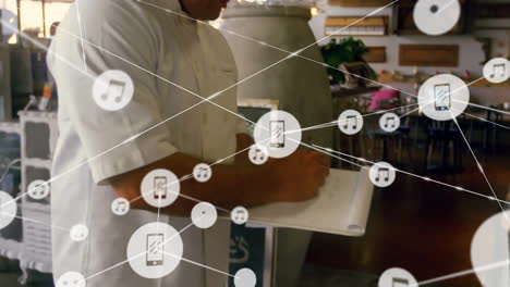 animación de la red de conexiones con iconos sobre cocinero caucásico en la cocina