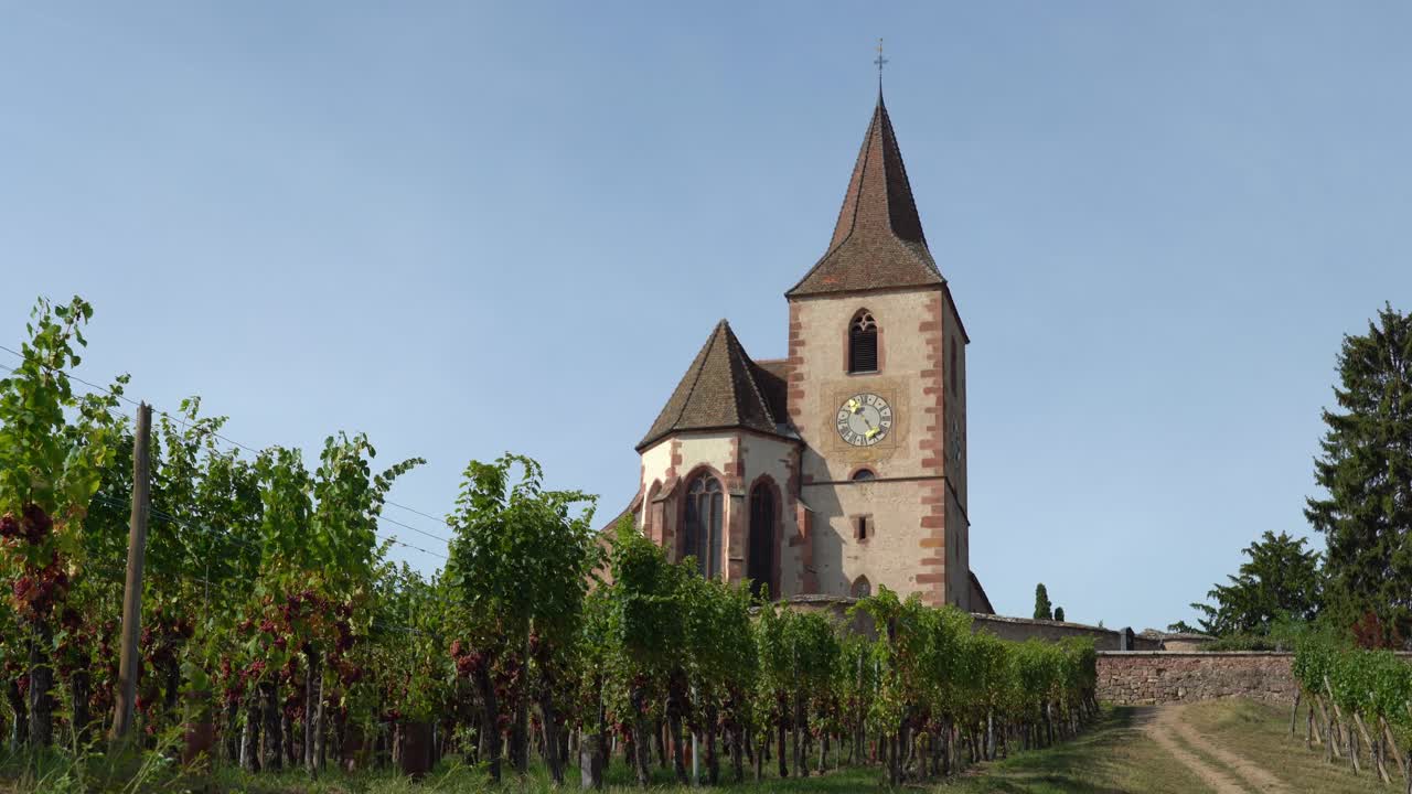 Hunawihr's Listed as a historic monument in 1929, the existing church was built on the foundations of a primitive church from the 10th century