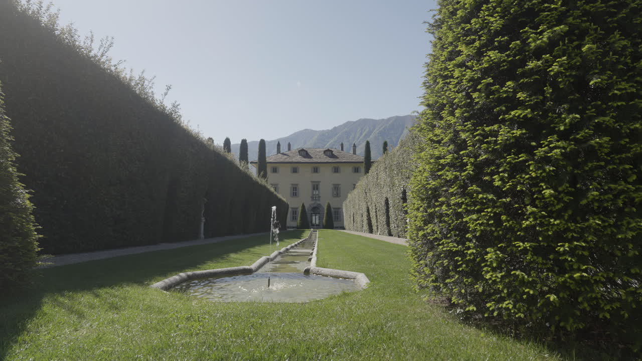 Giardino all'italiana formale con villa