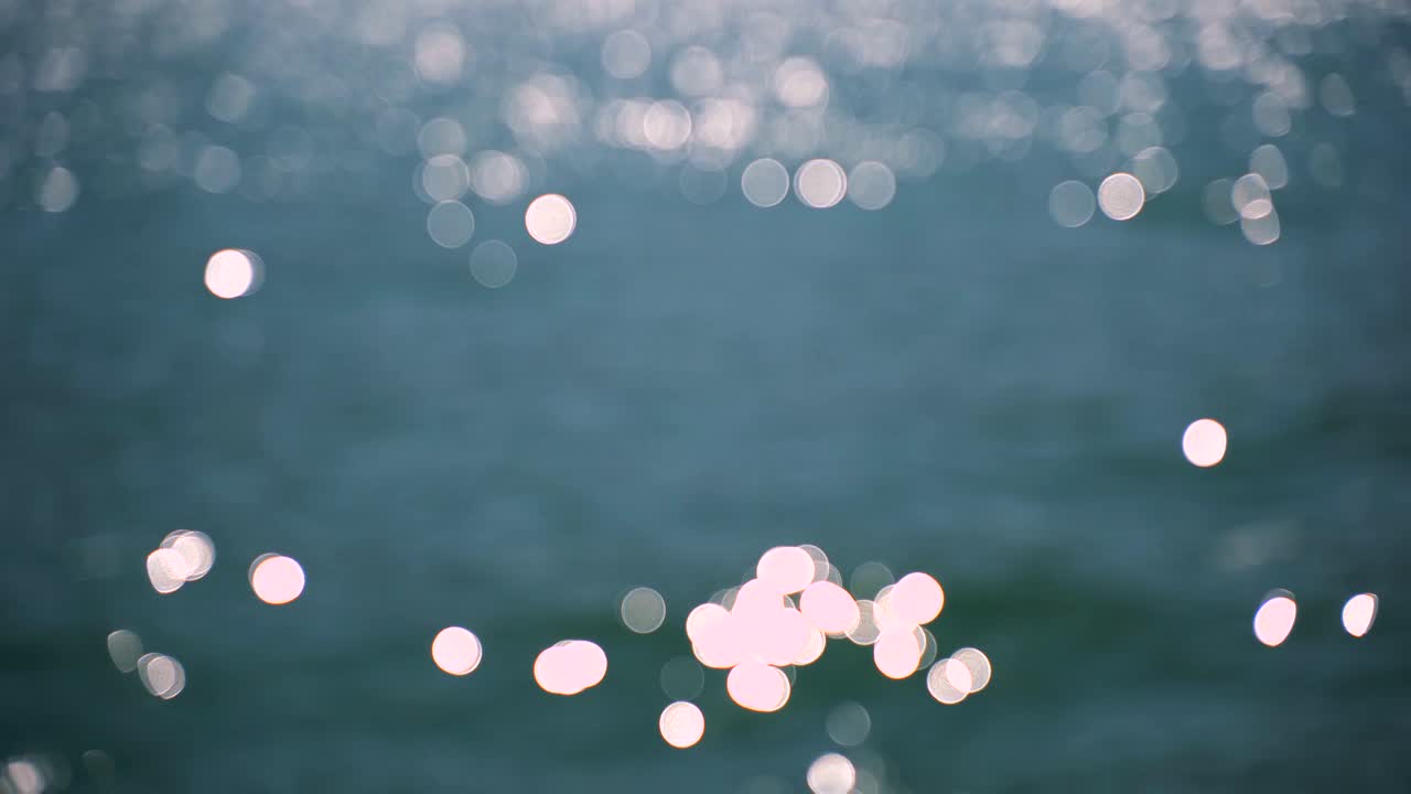 화창한 날 바다의 초점이 맞지 않는 샷