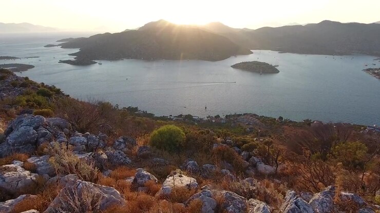 Vista Aérea de Baía Costeira ao Pôr do Sol