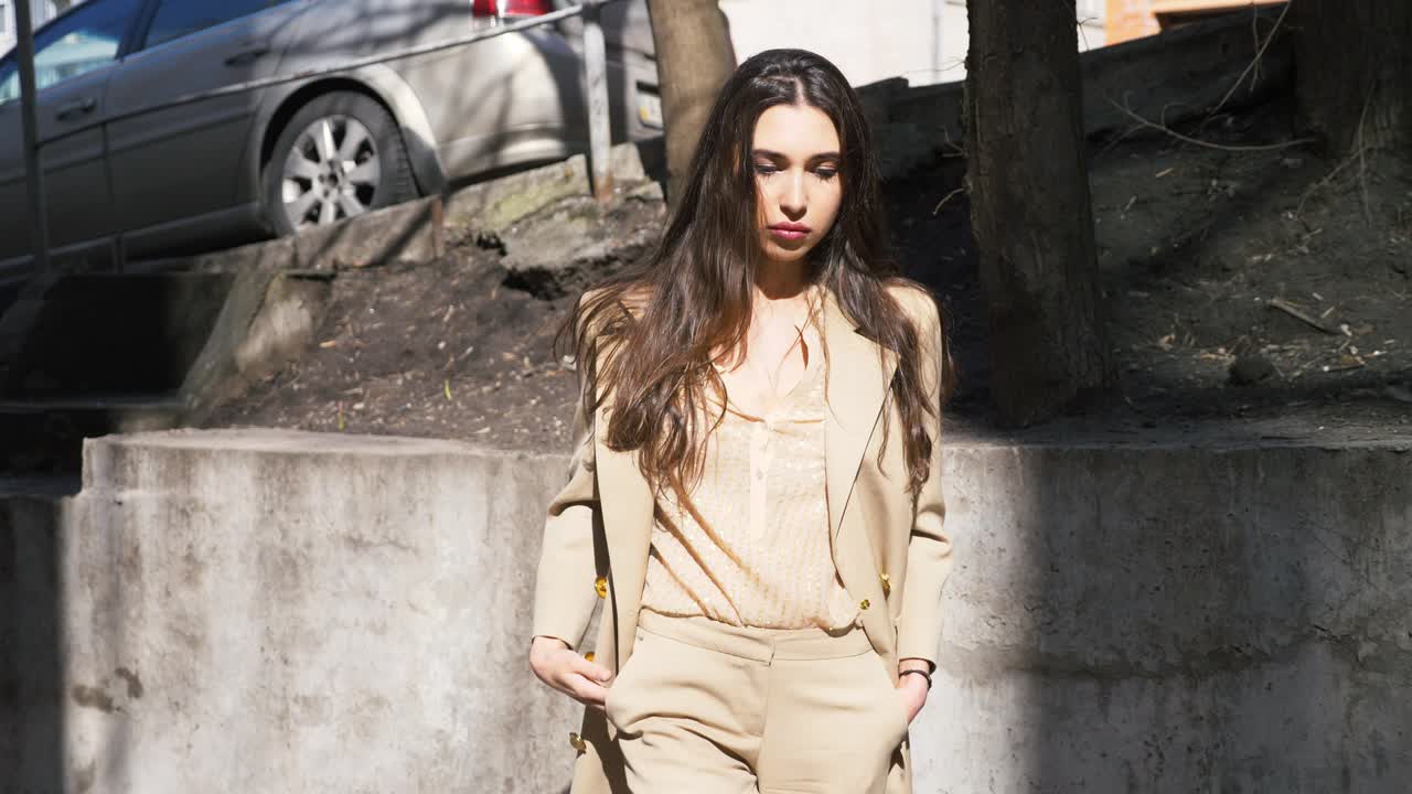 молодая бизнесменка, идущая на работу утром.