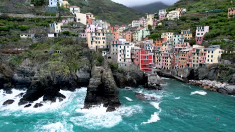 cinque terre drone video de riomaggiore italia costa rocosa con olas rompiendo