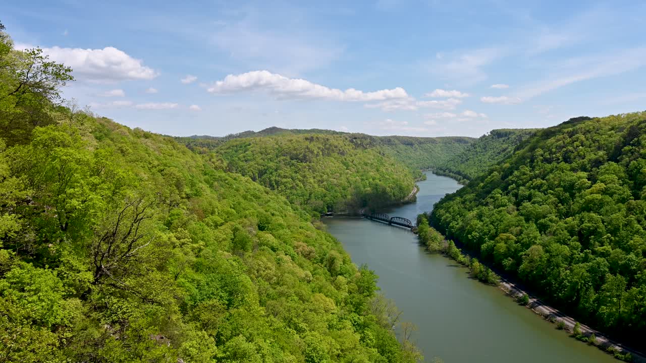 새 강 골짜기 강 풍경과 숲 언덕과 다리