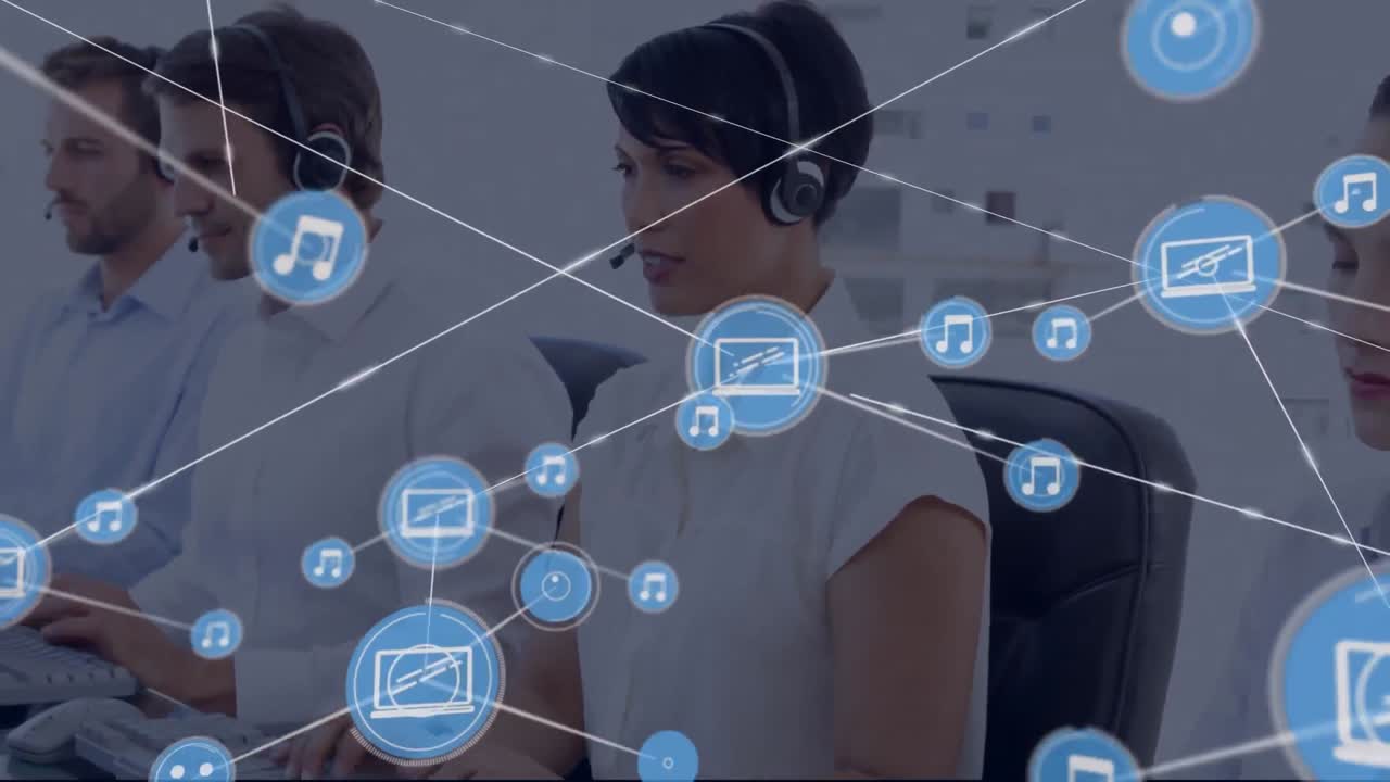 animación de una red de iconos digitales sobre una mujer biracial con auriculares de teléfono sonriendo en la oficina