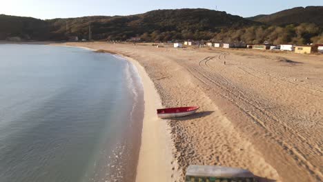 Barco-En-La-Playa-Vacía-Debido-Al-Coronavirus