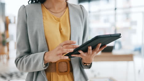 mecanografía, tableta y manos de mujer de negocios