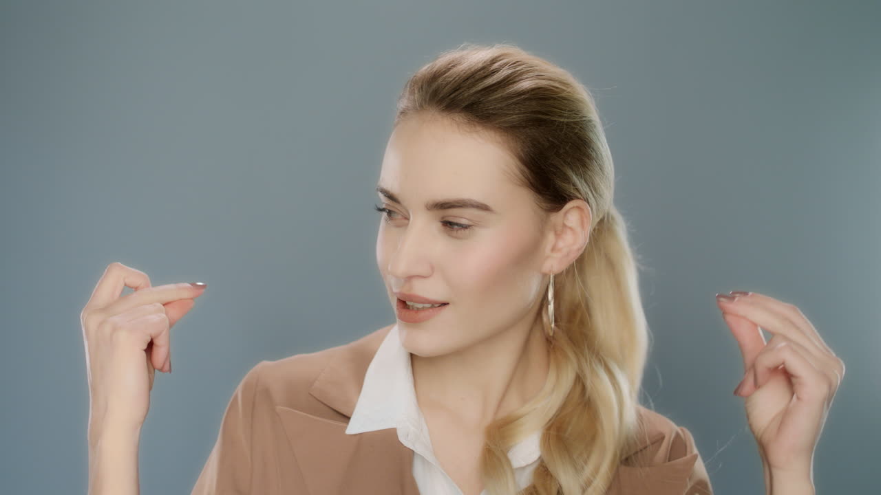 손가락을  ⁇ 르는 젊은 사업가 여성. 손가락을  ⁇ 르는 즐거운 여성