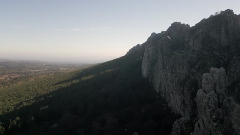 Luftaufnahme-Der-Rocky-Mountains,-Landschaft-In-Portugal