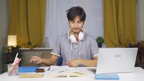 Unglücklicher-Männlicher-Student,-Der-An-Seinem-Schreibtisch-Ankommt.