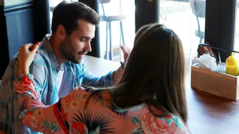 Mujer-Consolando-Al-Hombre-Molesto