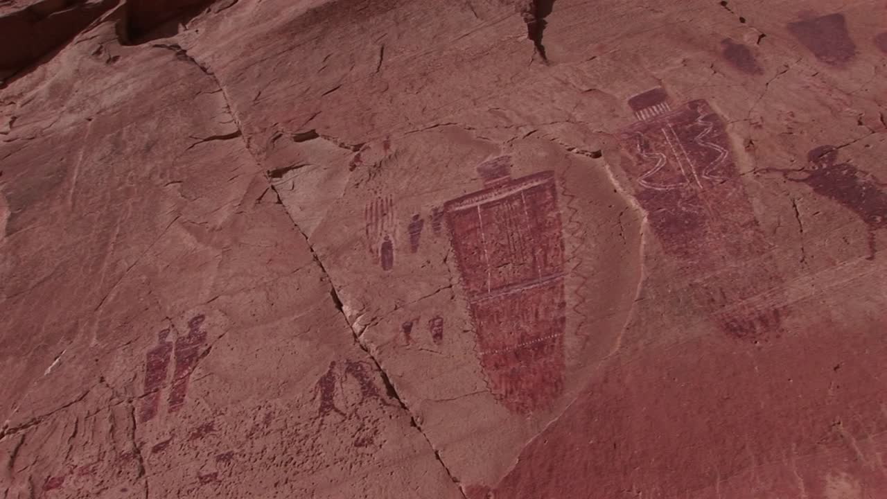 Primo piano di petroglifi indiani d'America su una parete di canyon
