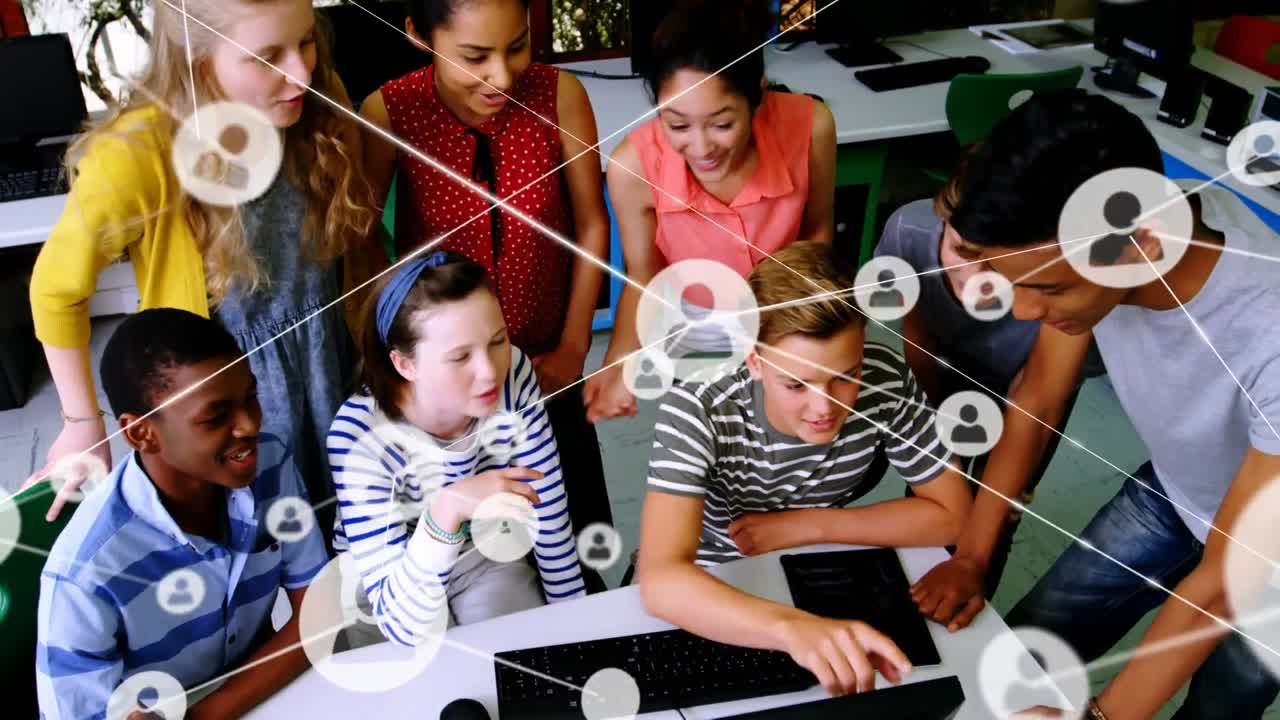 animación de la red de conexiones con iconos sobre diversos estudiantes que utilizan la computadora en el aula