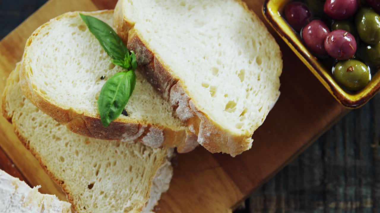 Pane, salsa di soia e tapas alle olive