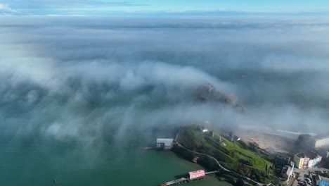 un dron aéreo captura impresionantes imágenes en 4k de la bahía de tenby, en el sur de gales, reino unido.