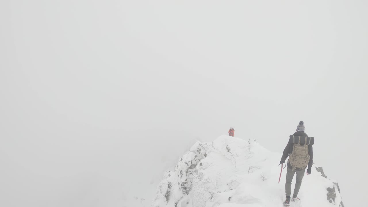 가장 높은 폴란드 산에서 눈 덮인 위험한 능선을 걷고 - 높은 산에서 안개가 자욱한 하이킹 - 폴란드어 타트라 산에서 겨울 하이킹