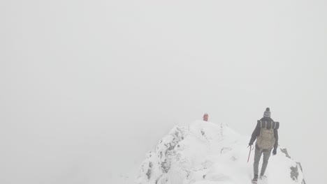 Wandern-Auf-Schneebedeckten-Gefährlichen-Graten-Im-Höchsten-Polnischen-Gebirge---Nebelwanderung-Im-Hochgebirge---Winterwanderung-Im-Polnischen-Tatra-Gebirge