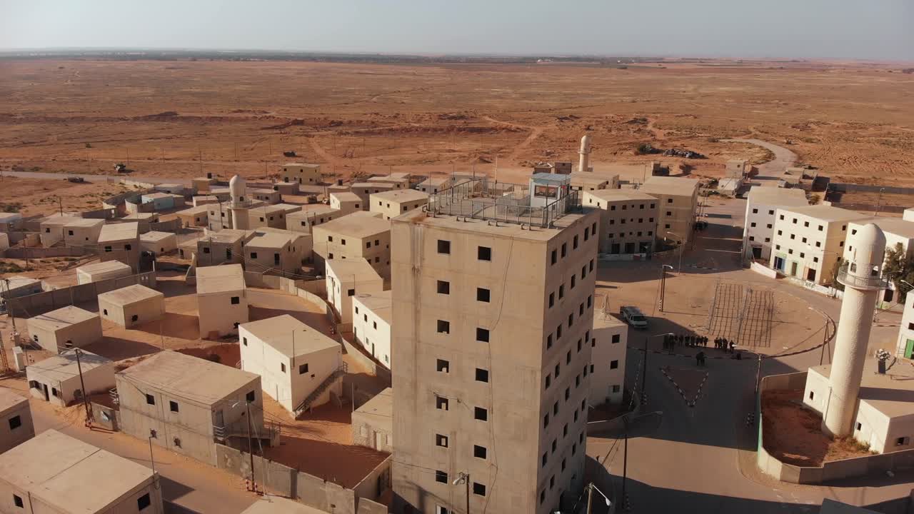 Ripresa aerea di un grande edificio in una vecchia città deserta in Palestina vicino a Gaza, telecamera in orbita attorno ad esso
