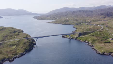 Dynamische-Drohnenaufnahme-Der-Brücke,-Die-Die-Isle-Of-Scalpay-Mit-Der-Isle-Of-Harris-Auf-Den-Äußeren-Hebriden-Schottlands-Verbindet