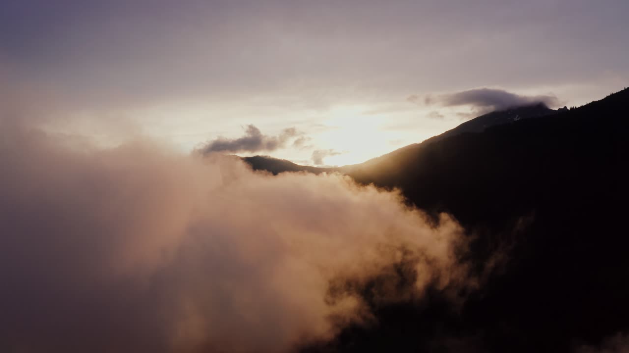 Alba o Tramonto sulle Cime Montuose con Nuvole
