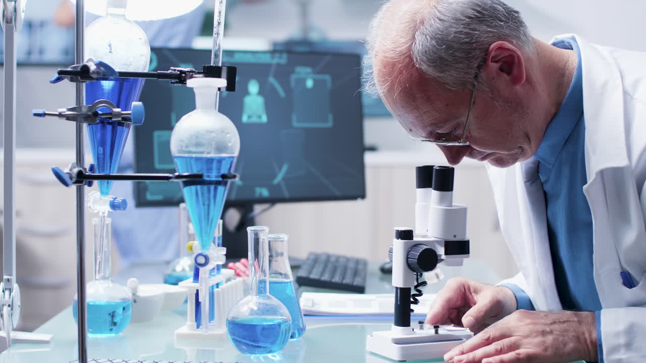 científico usando el microscopio en el laboratorio