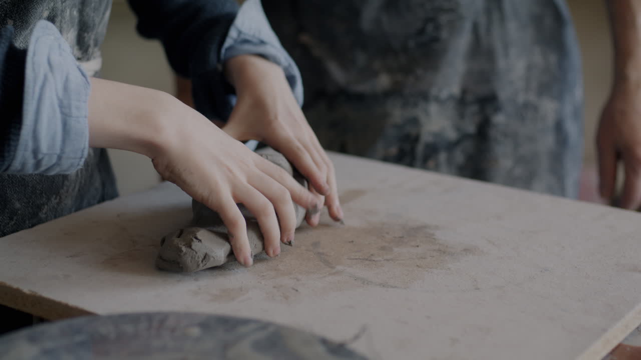 manos moldeando arcilla en un estudio de cerámica