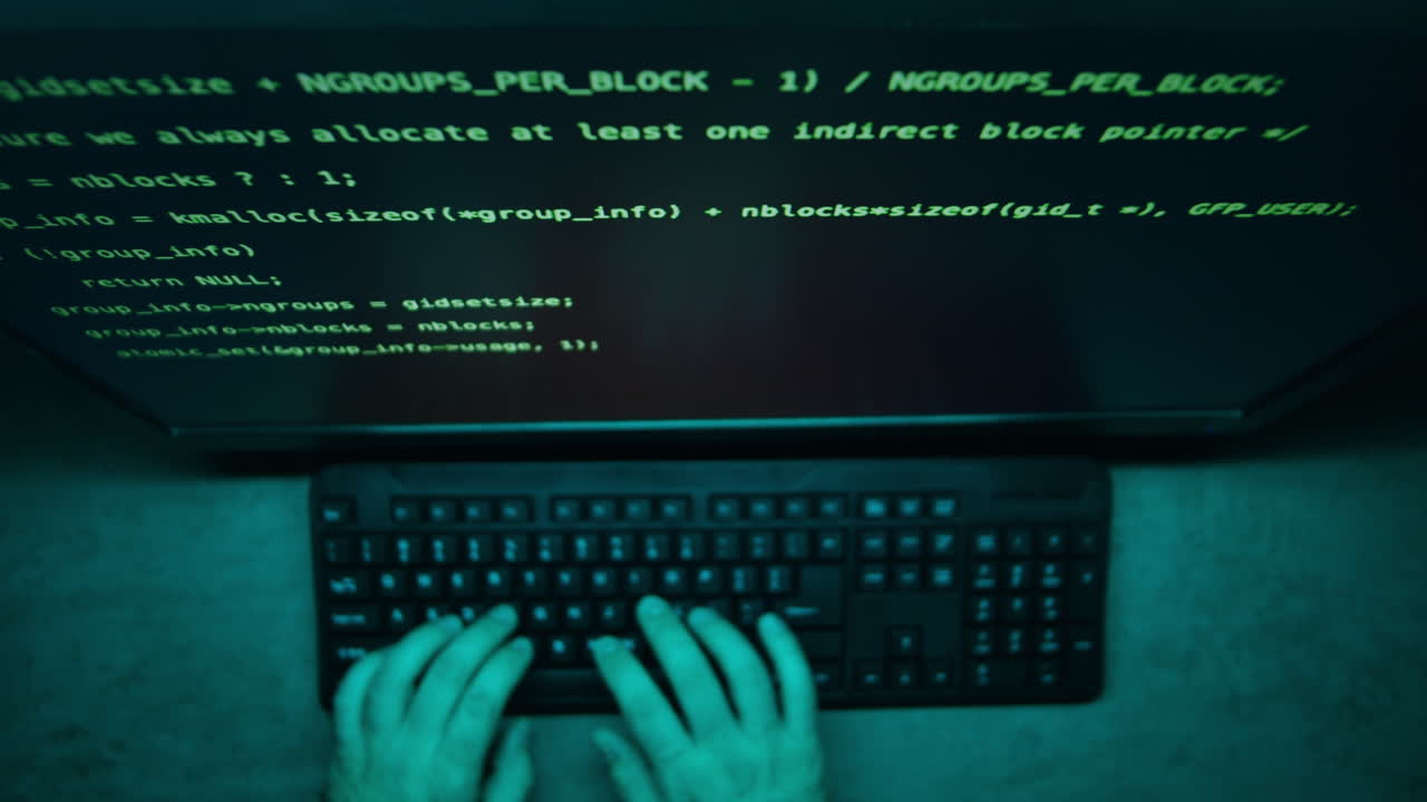 persona che programma su un computer