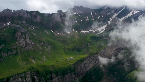 Amplia-Toma-De-Drones-De-Un-Valle-De-Montaña-Cerca-De-Altenalp-Turm-En-Suiza