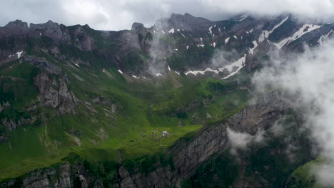 Breite-Drohnenaufnahme-Eines-Bergtals-In-Der-Nähe-Des-Altenalp-Turms-In-Der-Schweiz