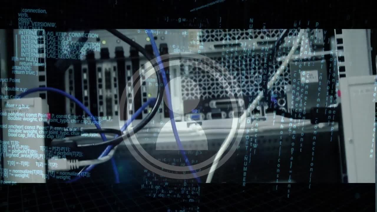 animación de iconos y procesamiento de datos sobre empresario caucásico en la sala de servidores