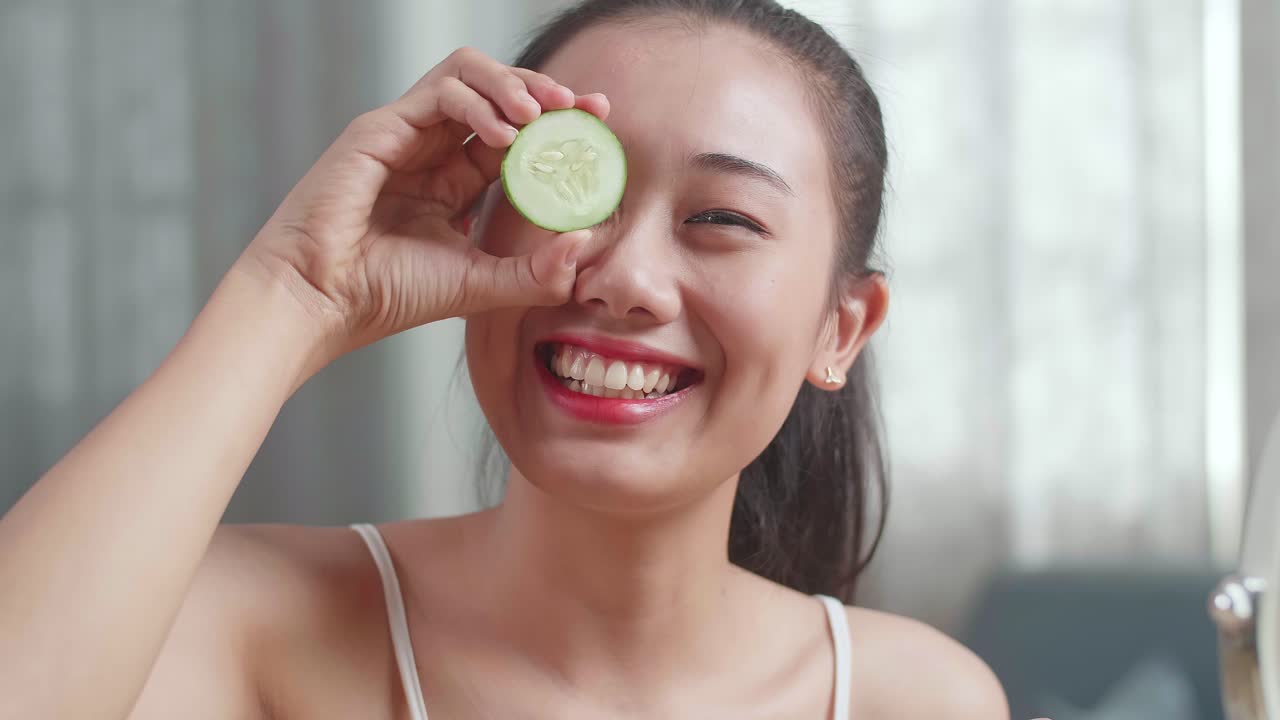 눈 에 호박 조각 을 은 여자