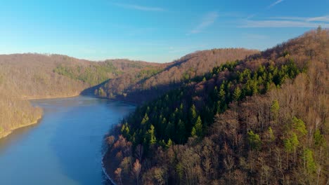 Ein-Geheimnisvoller-Versteckter-See-In-Den-Polnischen-Bergen,-Positiver-Sonniger-Tag