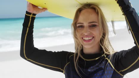 Frau-Hält-Ein-Surfbrett-Am-Strand