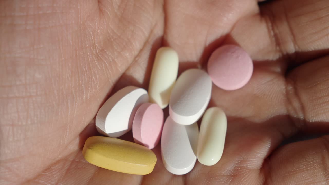 pastillas variadas en la mano