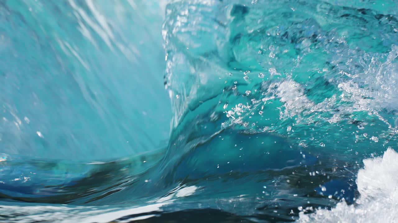 물방울이 공중에 매달려있는 파도의 충돌의 극적인 장면