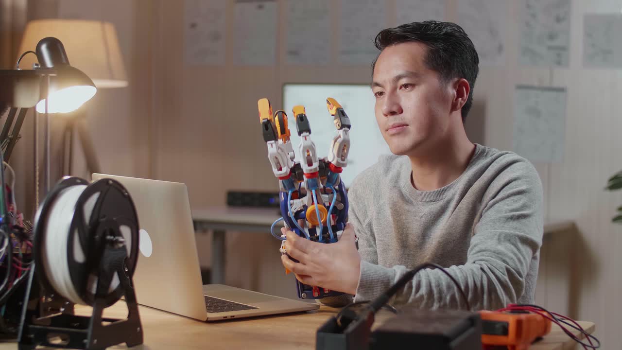 엔지니어가 집에서 로 손을 만들고 있습니다.