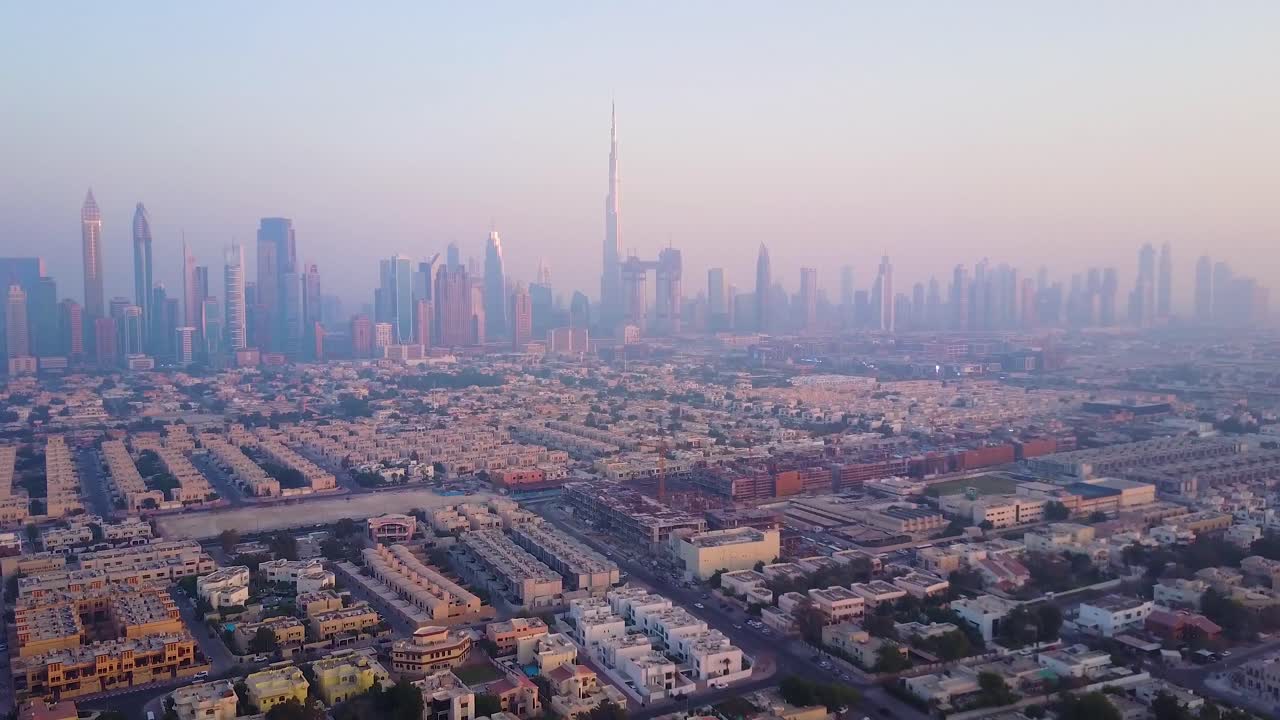 Vista aerea dello skyline di Dubai all'alba/tramonto