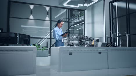 ingeniero inspeccionando el motor de avión en un laboratorio de oficina moderno