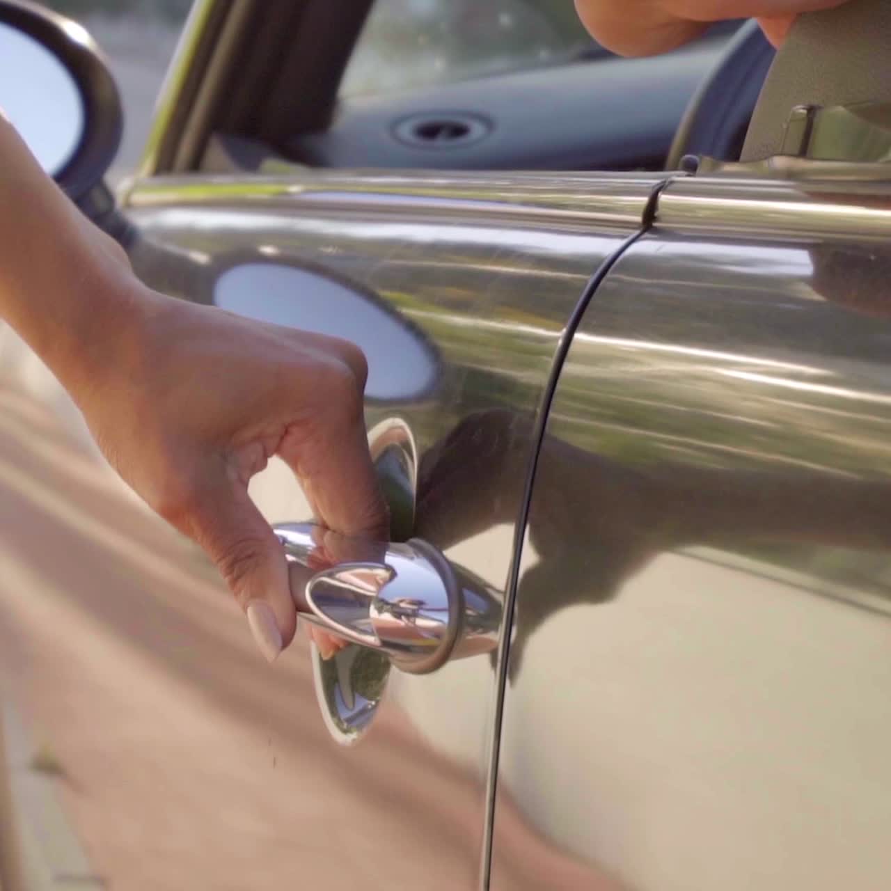 여자가 컨버터블에 타다