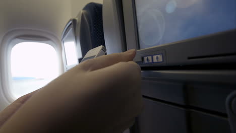 Conexión-De-Celular-Y-Monitor-De-Asiento-En-Avión-Vía-Usb