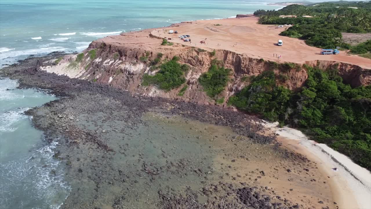 아름다운 브라질 절벽과 해변의 샷 주위에 피파 차파다오 팬