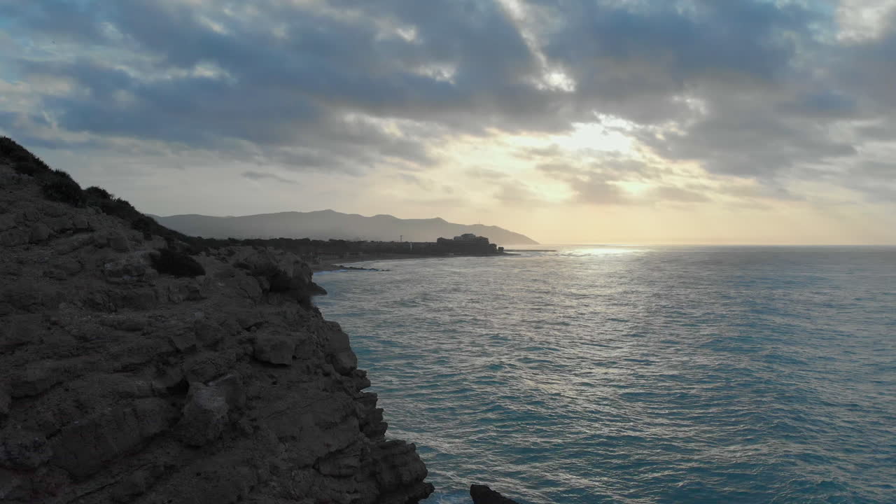 video cautivador de drones de espectaculares acantilados costeros al amanecer en españa
